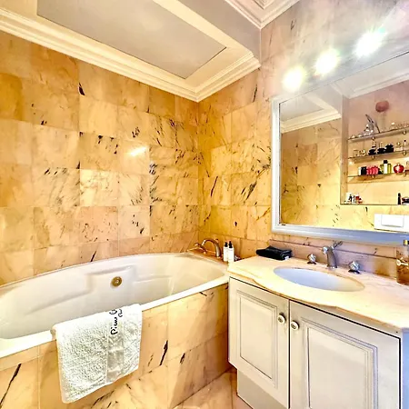 Апартаменты Royal 240 M2 Trocadero Eiffel Towel